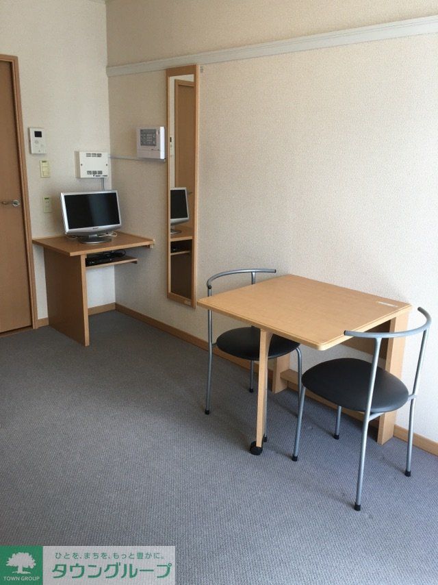 居室・リビング　テーブルは折りたためます。