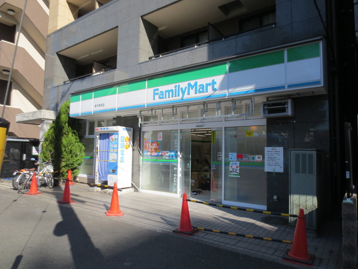 コンビニ　ファミリーマート（コンビニ）まで700m