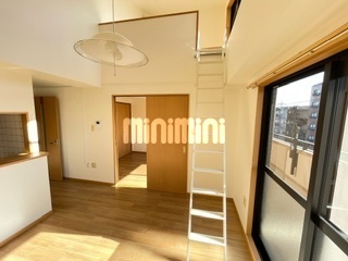 居室・リビング　南向きで日当りの良いリビングです