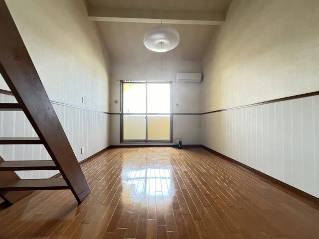 その他部屋・スペース　落ち着いた色調の寝室です