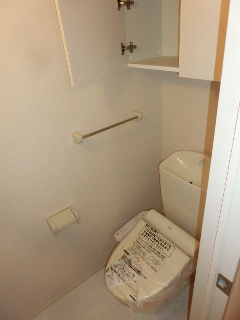 トイレ　ウォシュレット完備　上部に棚あります！