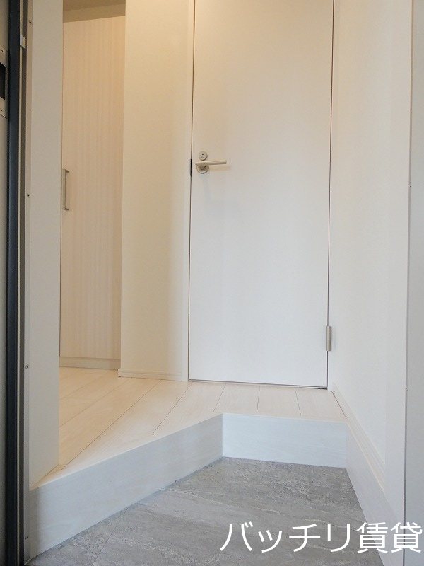 玄関　同型タイプの為、現状を優先いたします。