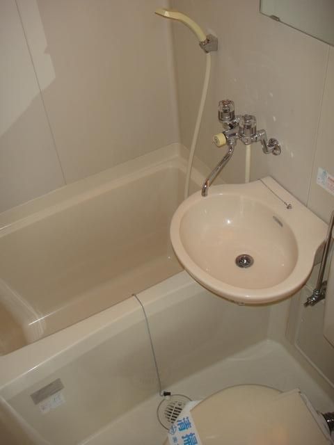 バス・シャワールーム　お掃除の楽なユニットバスです。