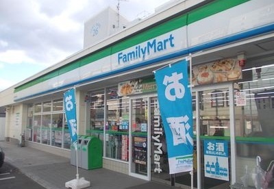 コンビニ　ファミリーマート（コンビニ）まで1100m