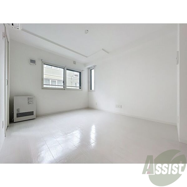 その他部屋・スペース　寝室はこちらです。光が差し込む、温かみのあるお部屋です。