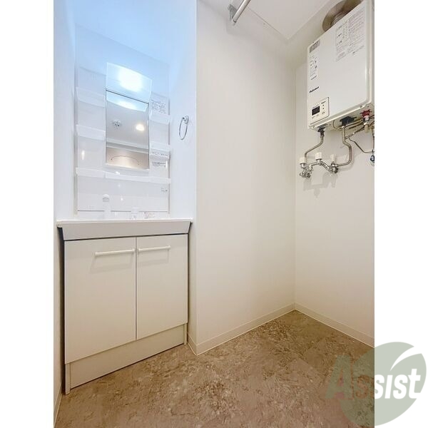 洗面設備　シャンプードレッサー。身支度はここでばっちりですね。