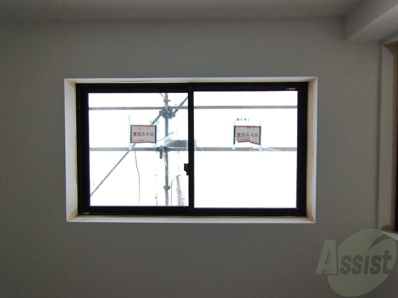 バルコニー　大きな窓がありますので風通しが良さそう。