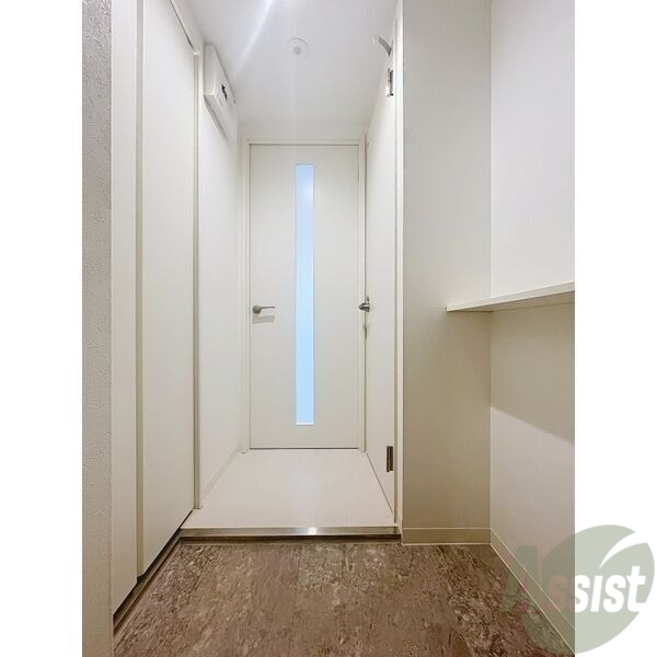 玄関　玄関です。すぐ広いリビングにつながっています。