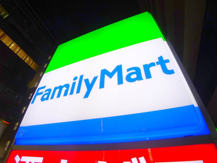 コンビニ　ファミリーマート（コンビニ）まで70m
