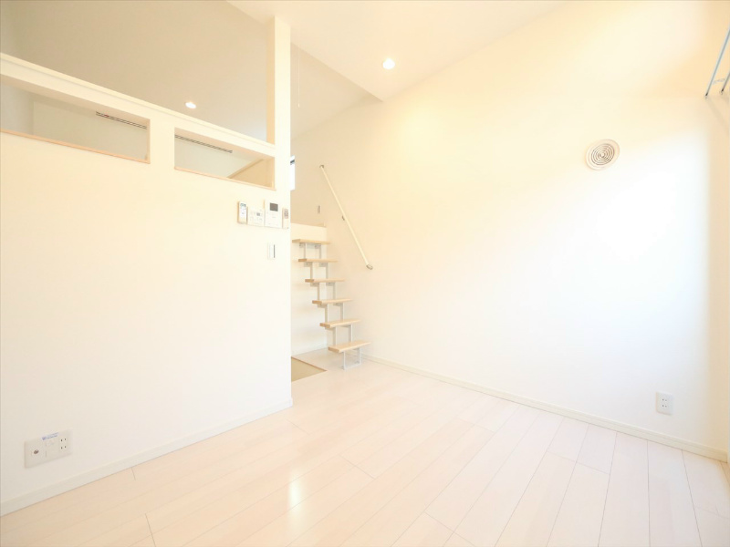 居室・リビング　洋室6帖　上階ロフト5.7帖（収納でもお部屋でも使えます）