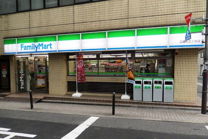 コンビニ　ファミリーマート三崎町三丁目店（コンビニ）まで122m