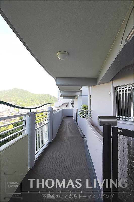 その他共有部分　玄関前の廊下のお写真です。