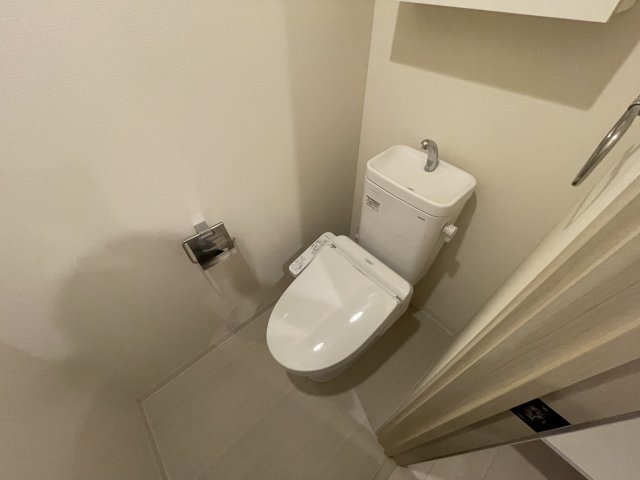 トイレ　別号室参考写真です。