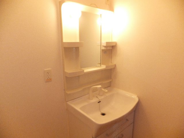 洗面設備　ゆったりとスペースのある洗面所