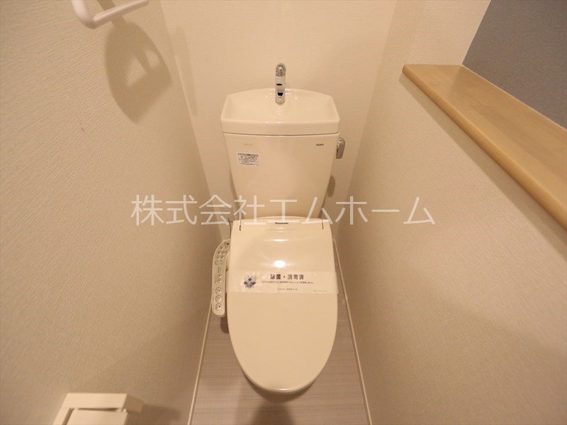 トイレ　温水洗浄暖房便座付トイレ　同型写真