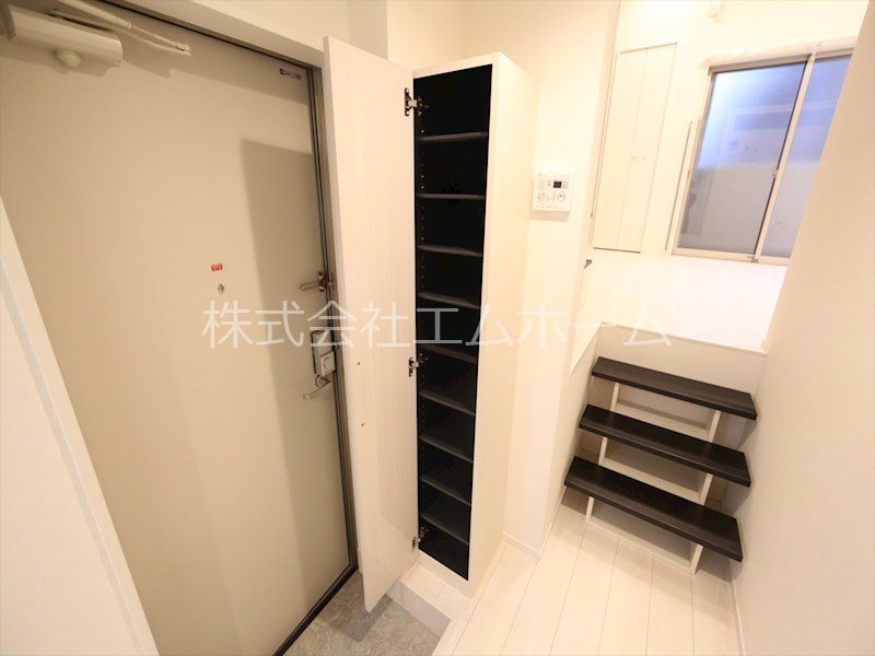 玄関　玄関シューズボックス　姿見鏡付き（収納充実してます）同型写真