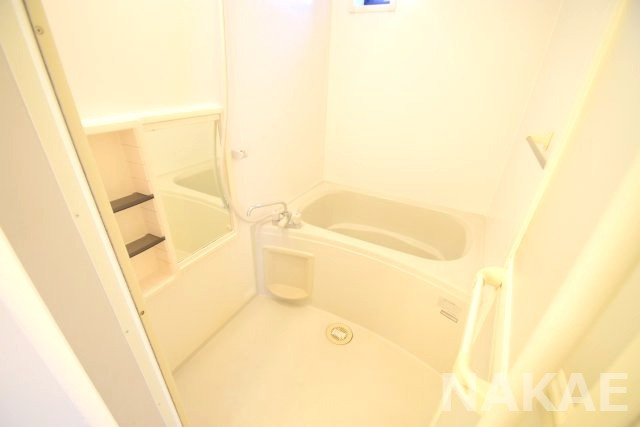 バス・シャワールーム　コンパクトで使いやすいお風呂です