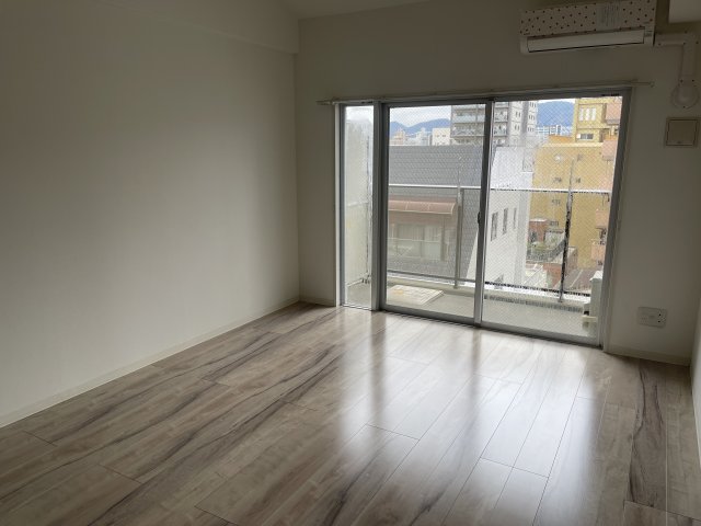 居室・リビング　同物件別室です。