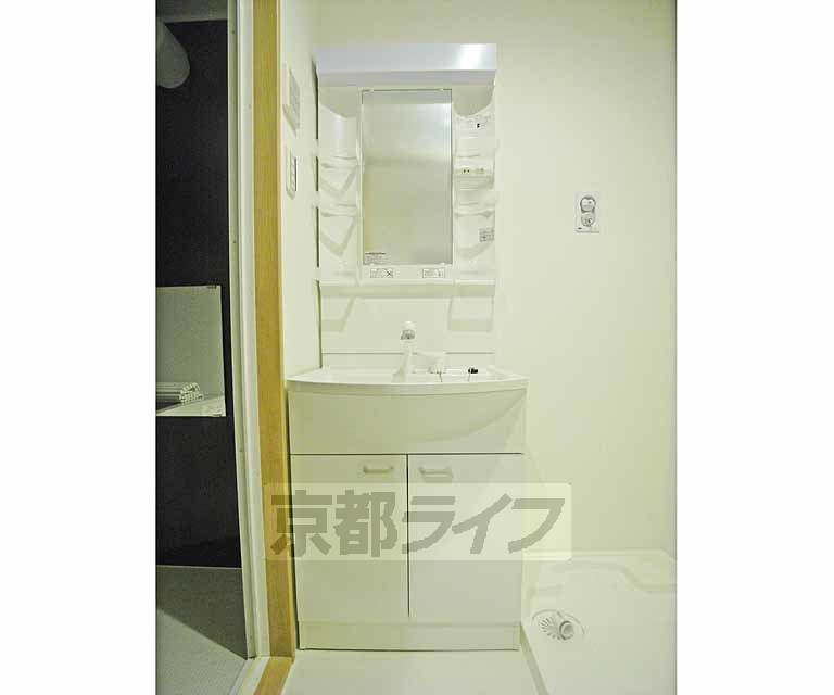 洗面設備　きれいな独立洗面台です。