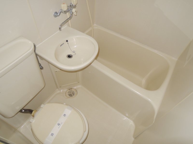 バス・シャワールーム　お掃除のしやすい3点ユニット（他室参照）