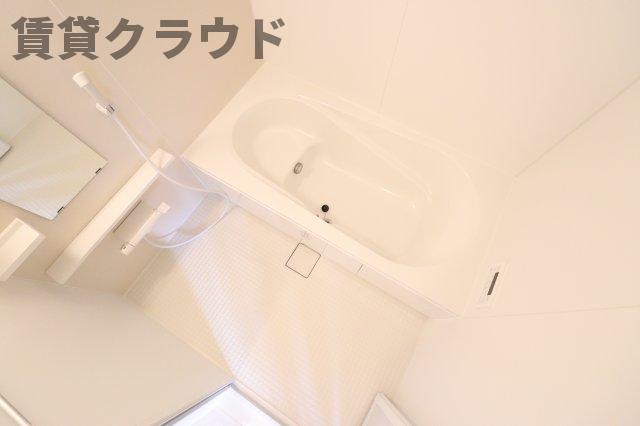 バス・シャワールーム　ゆったりと足が伸ばせる一坪タイプのお風呂です