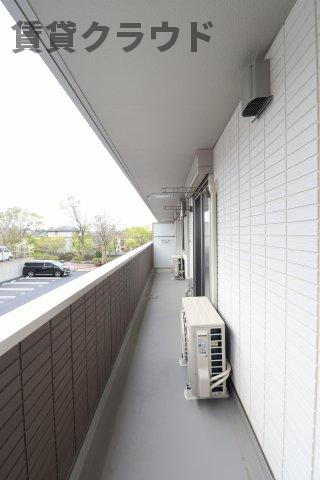 バルコニー　リビング・洋室にまたがっているので広いバルコニーです！