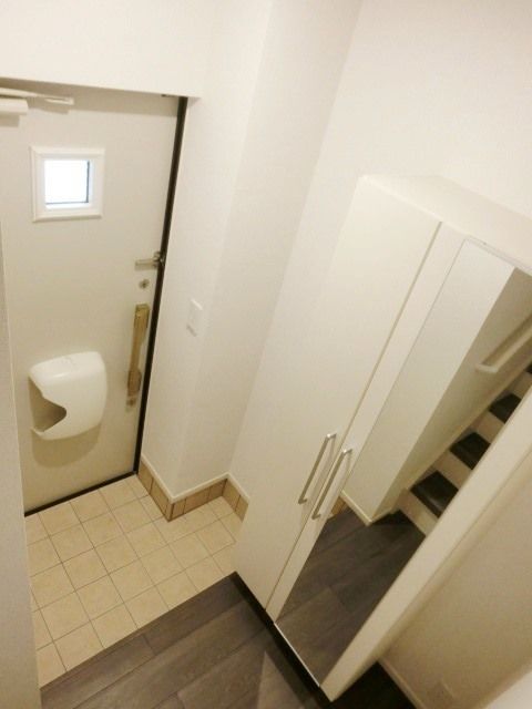 玄関　玄関にはトールタイプのシューズボックス。