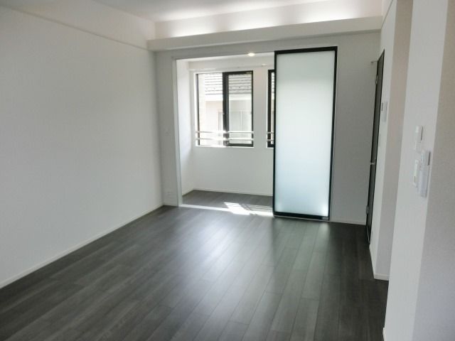 居室・リビング　南側にはサンルームもあります。