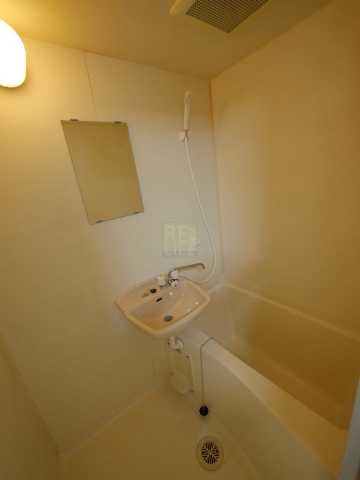 バス・シャワールーム　別部屋の画像になります。