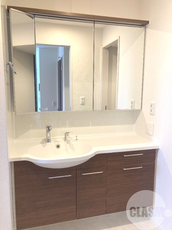 洗面設備　鏡の大きなシャンプードレッサー♪