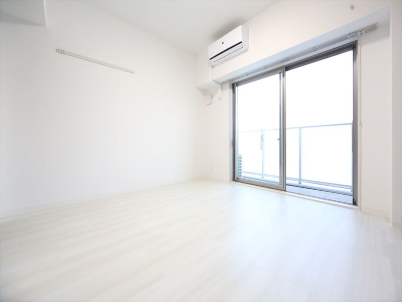 バルコニー　洋室7.6帖　エアコン完備　バルコニー