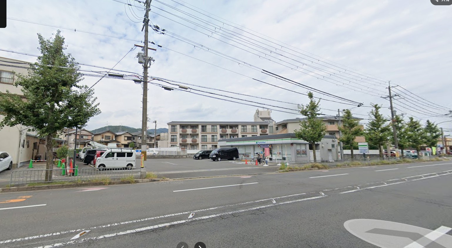 コンビニ　ファミリーマート京都嵯峨広沢店（コンビニ）まで410m