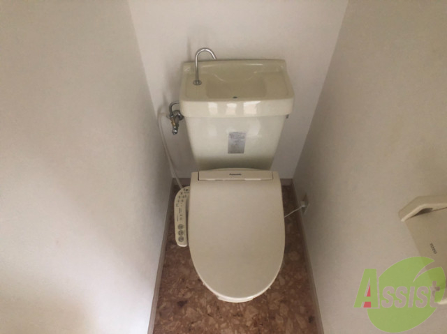 トイレ　トイレはほどよく落ち着く感じの広さがイイ感じ。