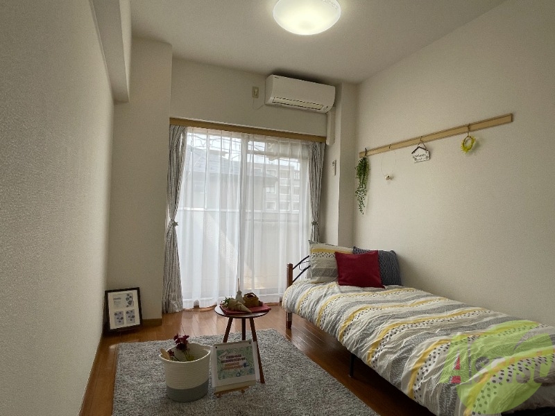 居室・リビング　※モデルルームとなっており、家具が配置されております。