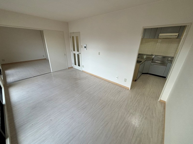 居室・リビング　別号室反転写真