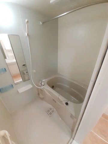 バス・シャワールーム　コンパクトで使いやすいお風呂です