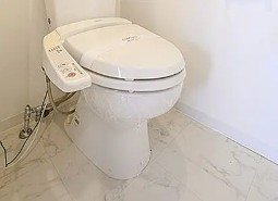 トイレ　落ち着いた色調のトイレです