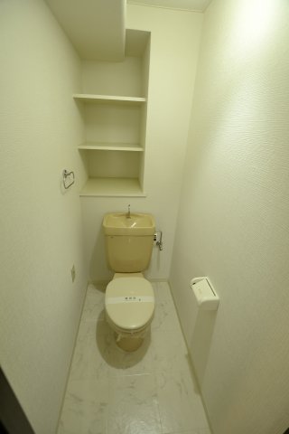 トイレ　別号室の写真です。ご参考までに