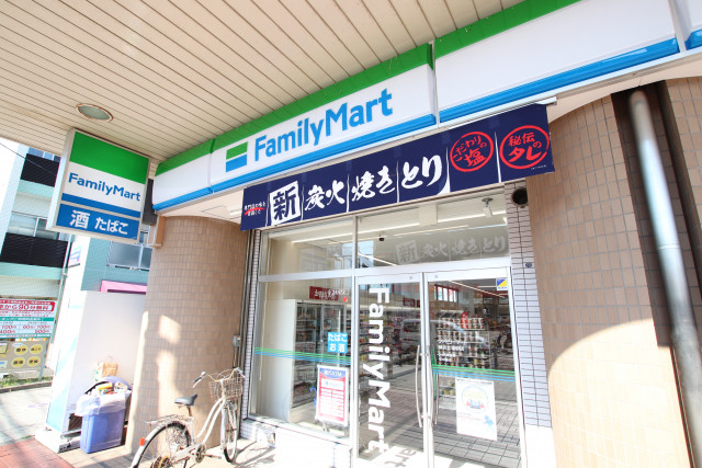 コンビニ　ファミリーマート（コンビニ）まで500m