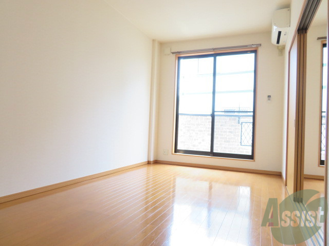 居室・リビング　リビングは南向きで明るい１１．２帖のお部屋です