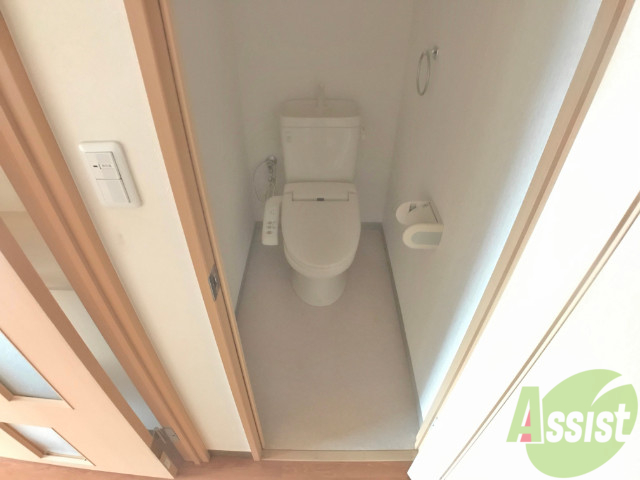 トイレ　人気のウォシュレットつきのトイレです。快適ですよ。
