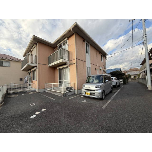 駐車場　駐車場区画および建物廻り狭いため要確認