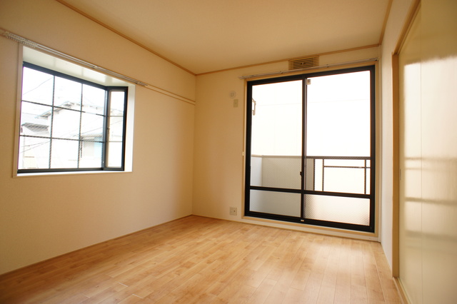 居室・リビング　２面採光なので、明るく風通しのよい過ごしやすいお部屋です♪