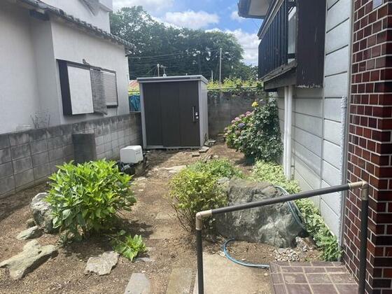 庭　物置もあります。除草用具入り