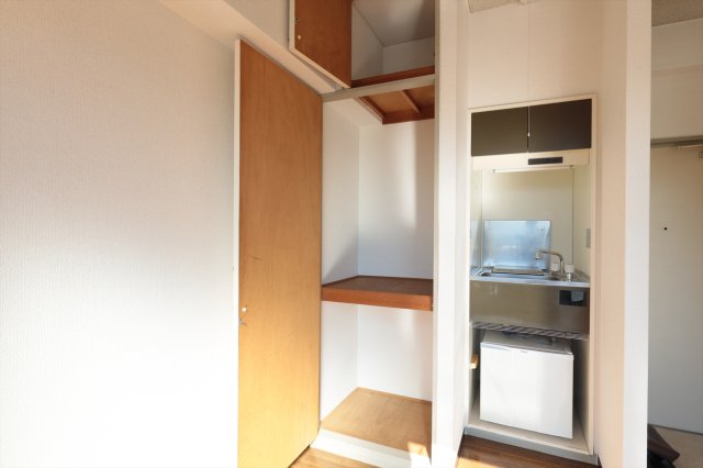 収納　同物件別部屋写真（307は左右反転タイプ） ミニ冷蔵庫がある