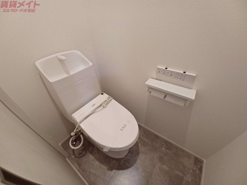 トイレ　同建物別部屋写真です