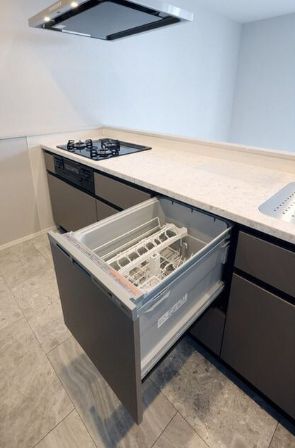 キッチン　同マンション・別タイプの住戸のお写真となります