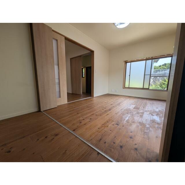 その他部屋・スペース　床には風合い豊かな天然木の板を採用。一般的なフローリングとは