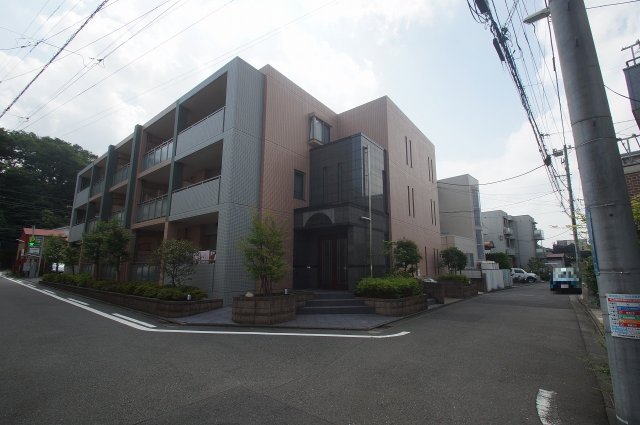 建物外観　横須賀線「新川崎駅」徒歩7分のマンションです。