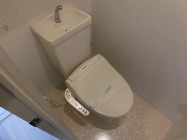 トイレ　ウォシュレット機能付きの清潔感のあるトイレです